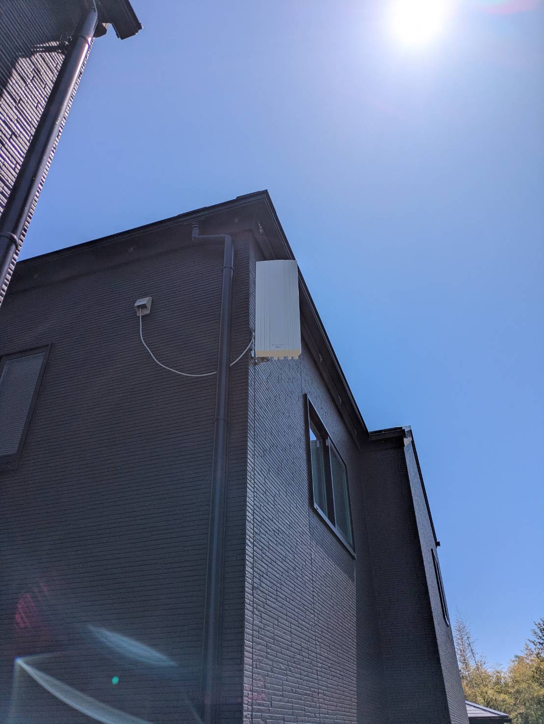 新築住宅の外壁に取り付けたデザインアンテナ