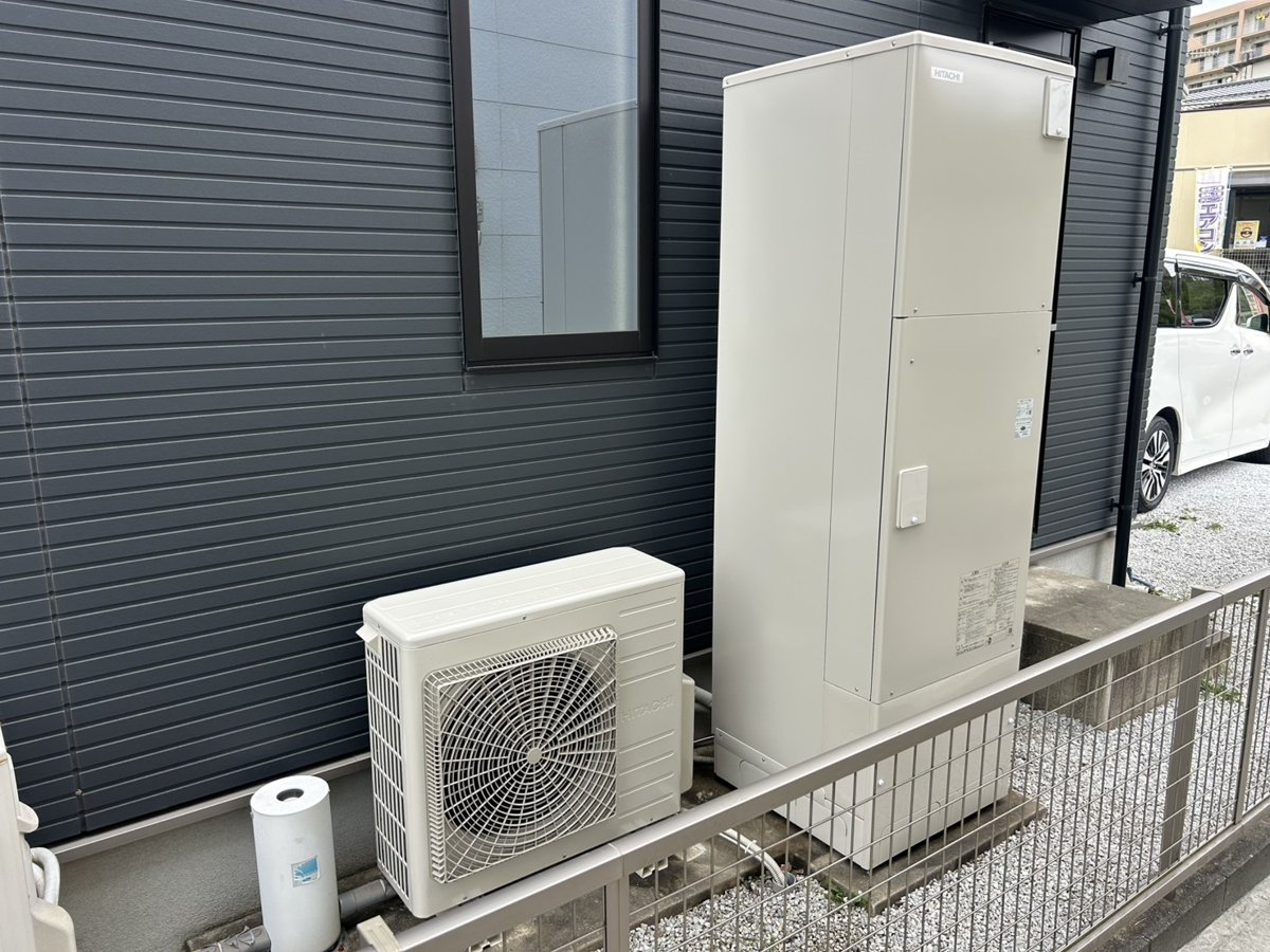 交換後の日立製エコキュート。貯湯タンクとヒートポンプ(飯塚市相田)