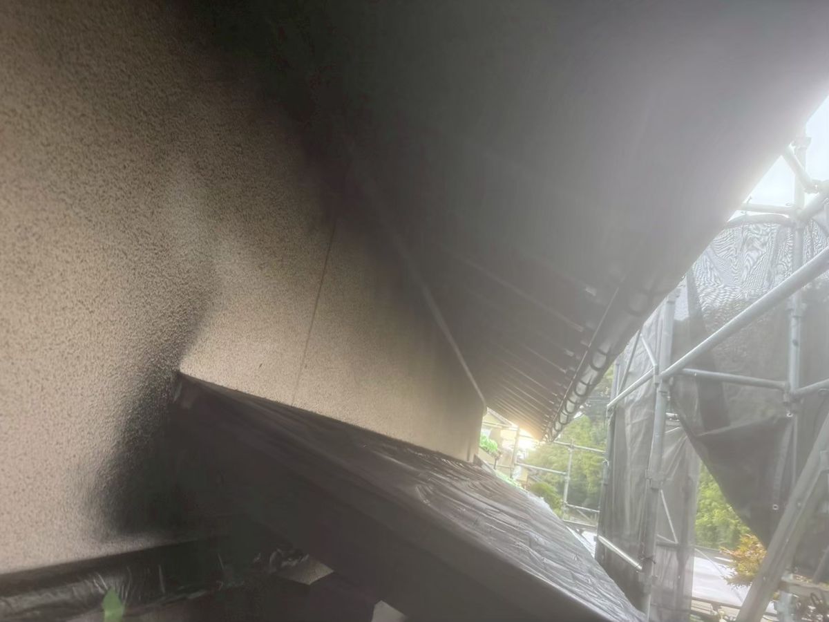 外壁上部にたまっていた黒ずみ汚れ