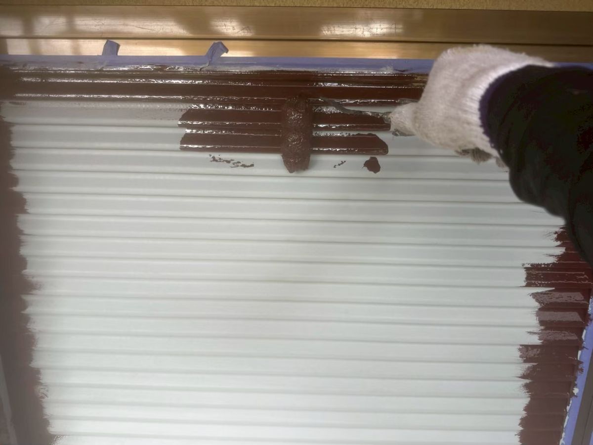 雨戸を塗装している様子