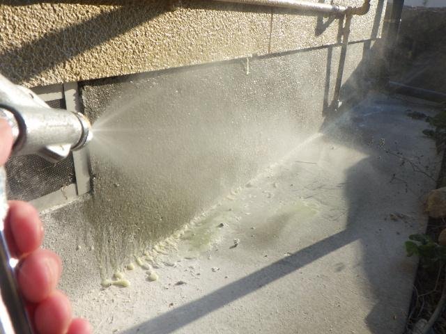 建物の外まわりに薬剤を散布している様子