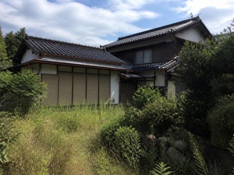 草が伸び放題になった空き家