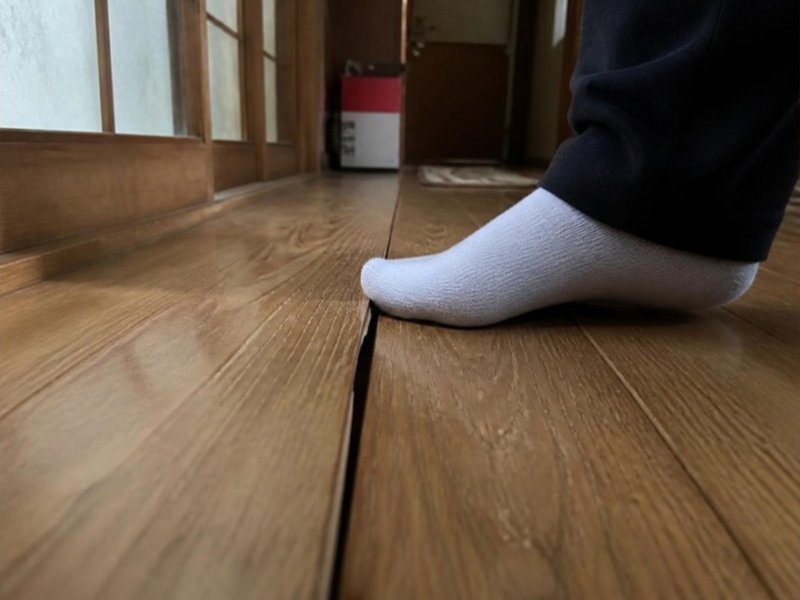 沈んだ床板に足をのせている様子
