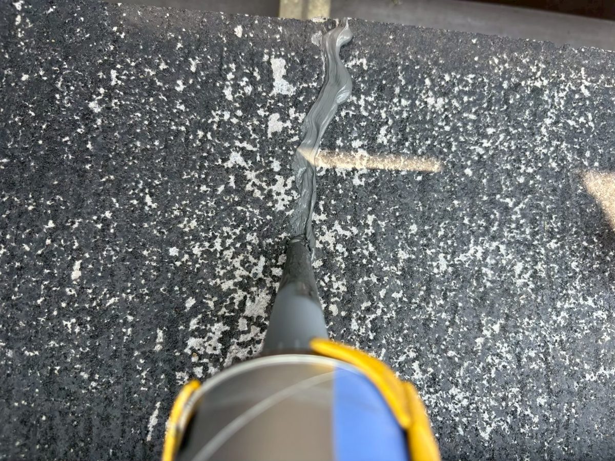 田川市 M様邸 板金継ぎ目のシーリング