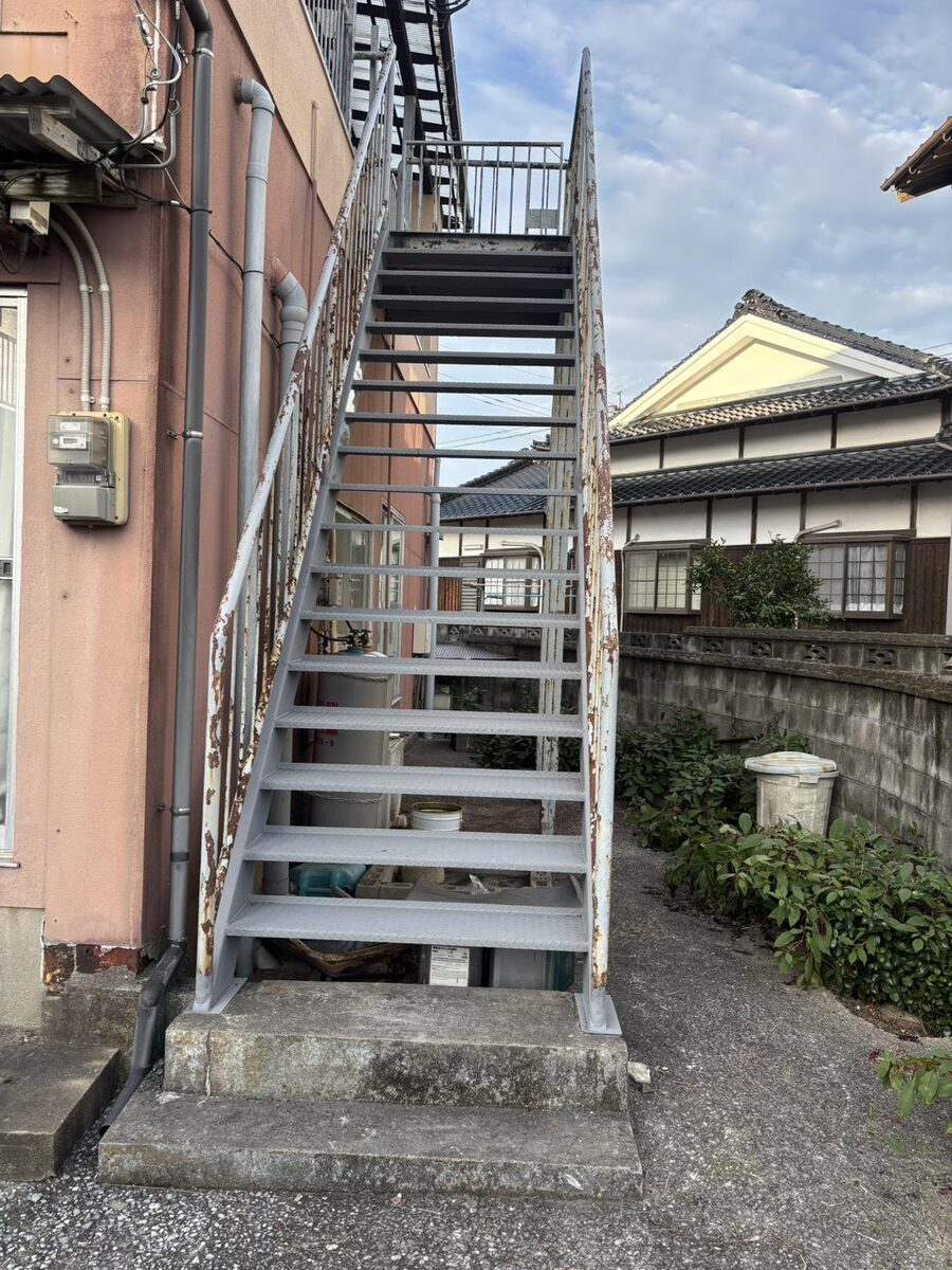 交換後の鉄骨階段を正面から見た様子