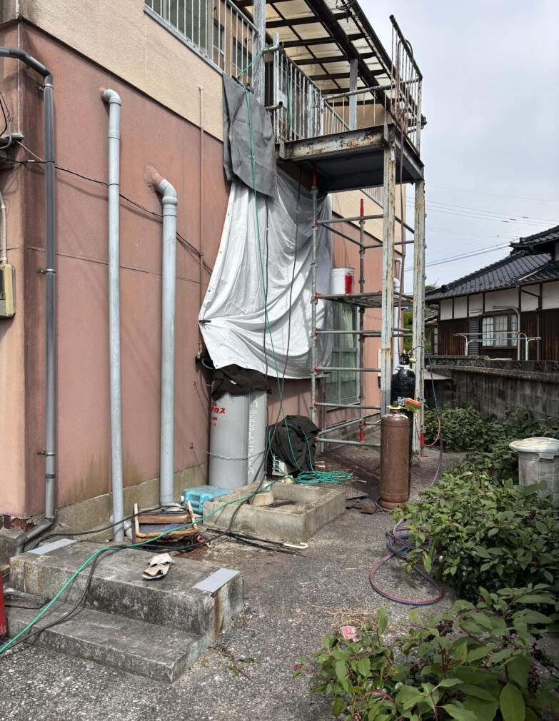 古い階段を撤去した後のアパート外観