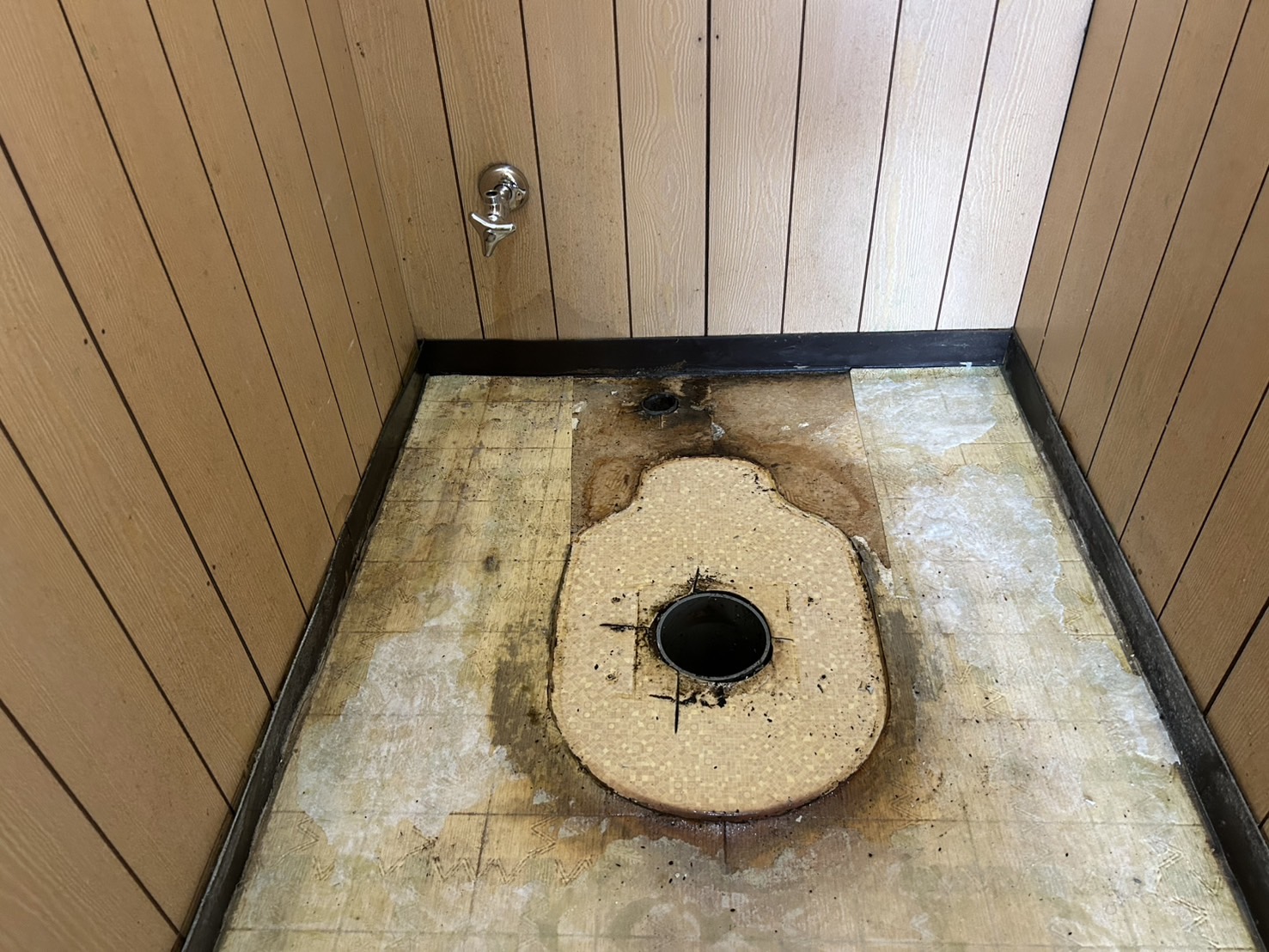 トイレ交換 施工中 便器撤去後