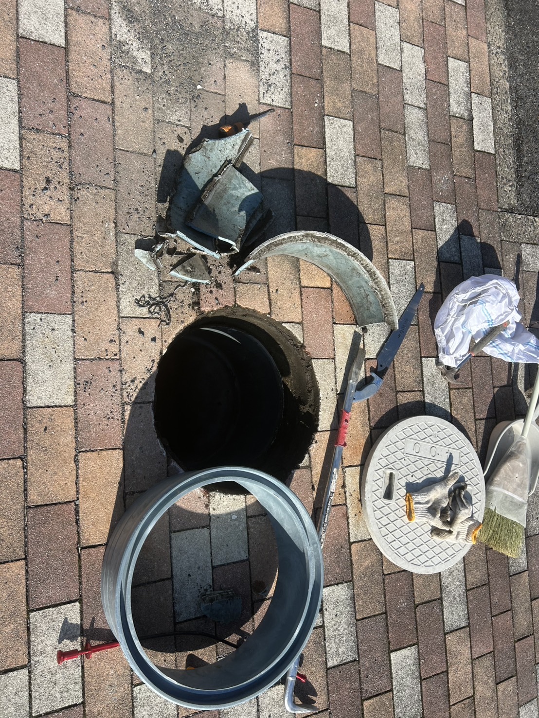 撤去した古い受枠と新しい部材