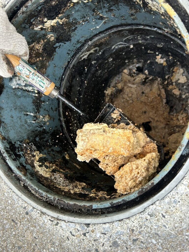 【飯塚市】アパート排水桝の定期清掃｜油の塊を除去