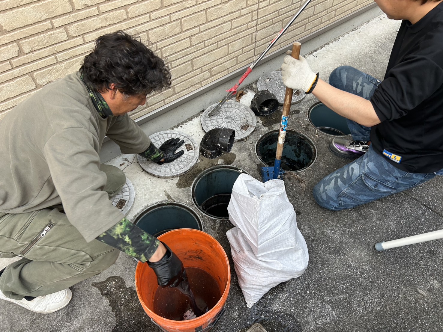 排水桝清掃の作業風景