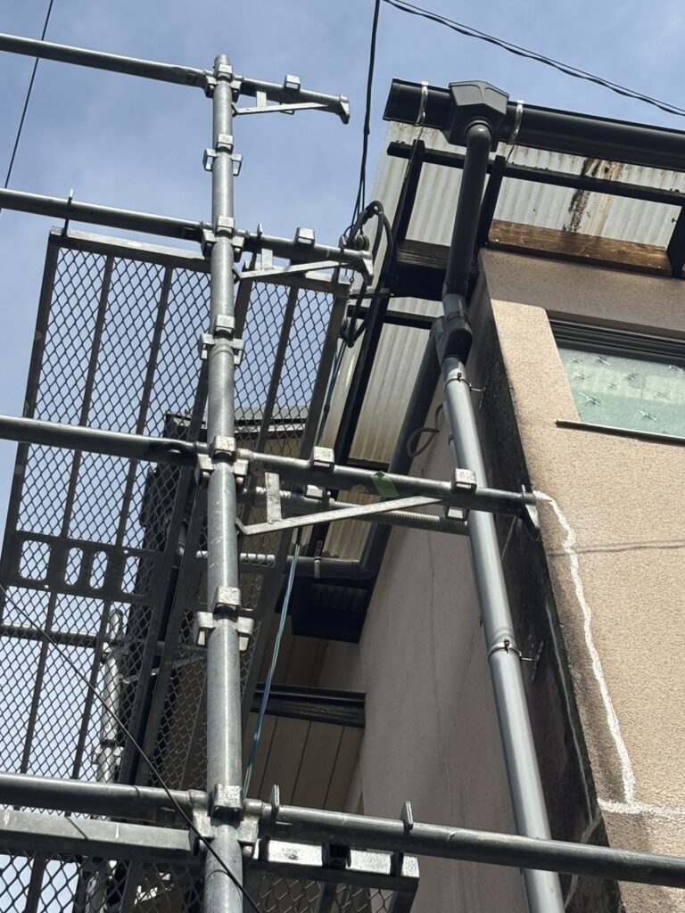 つなぎ直して金具で固定した竪樋