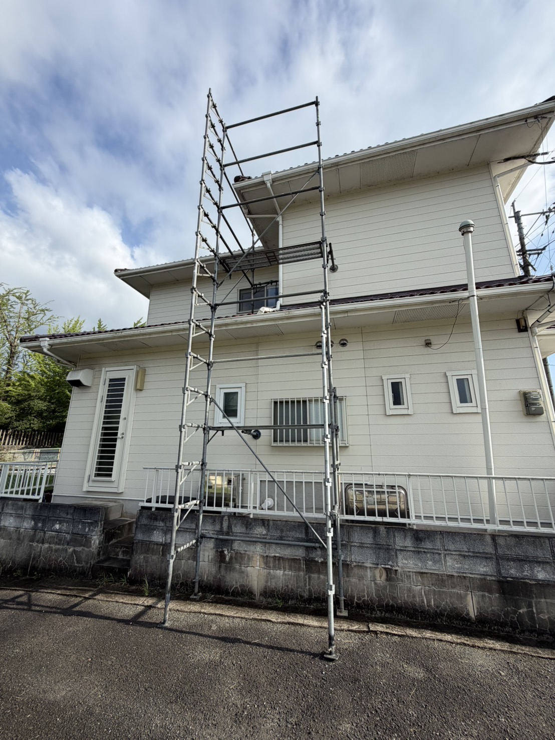 屋根に上がるために設置した足場
